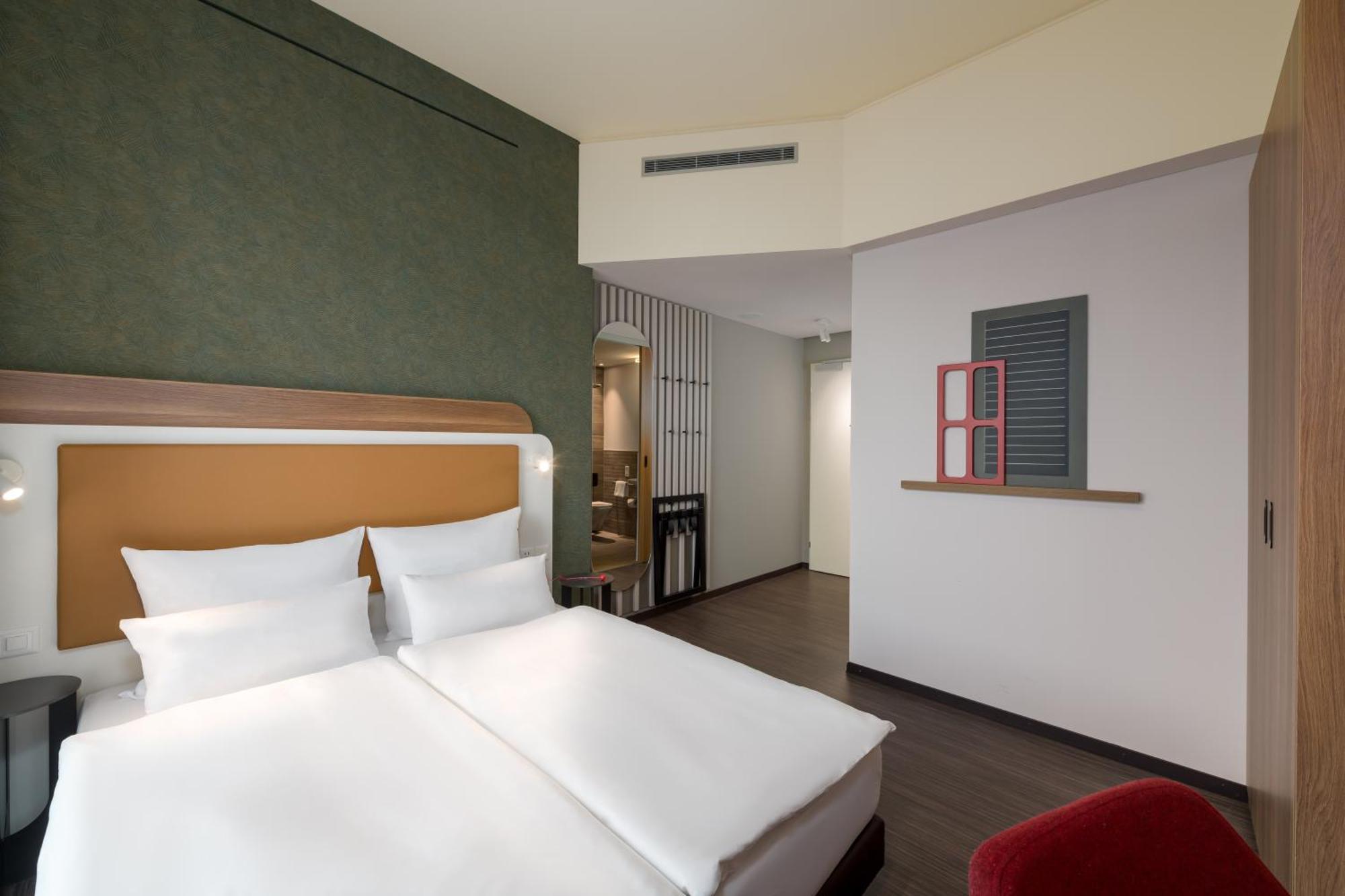 Comfort Queen Room Mobility Accessible