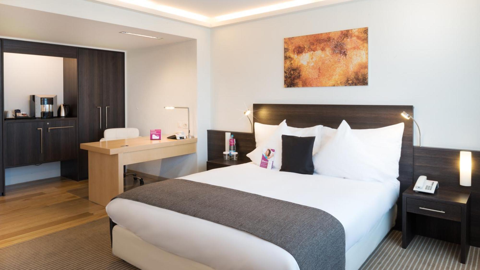 Junior Queen Suite Lounge