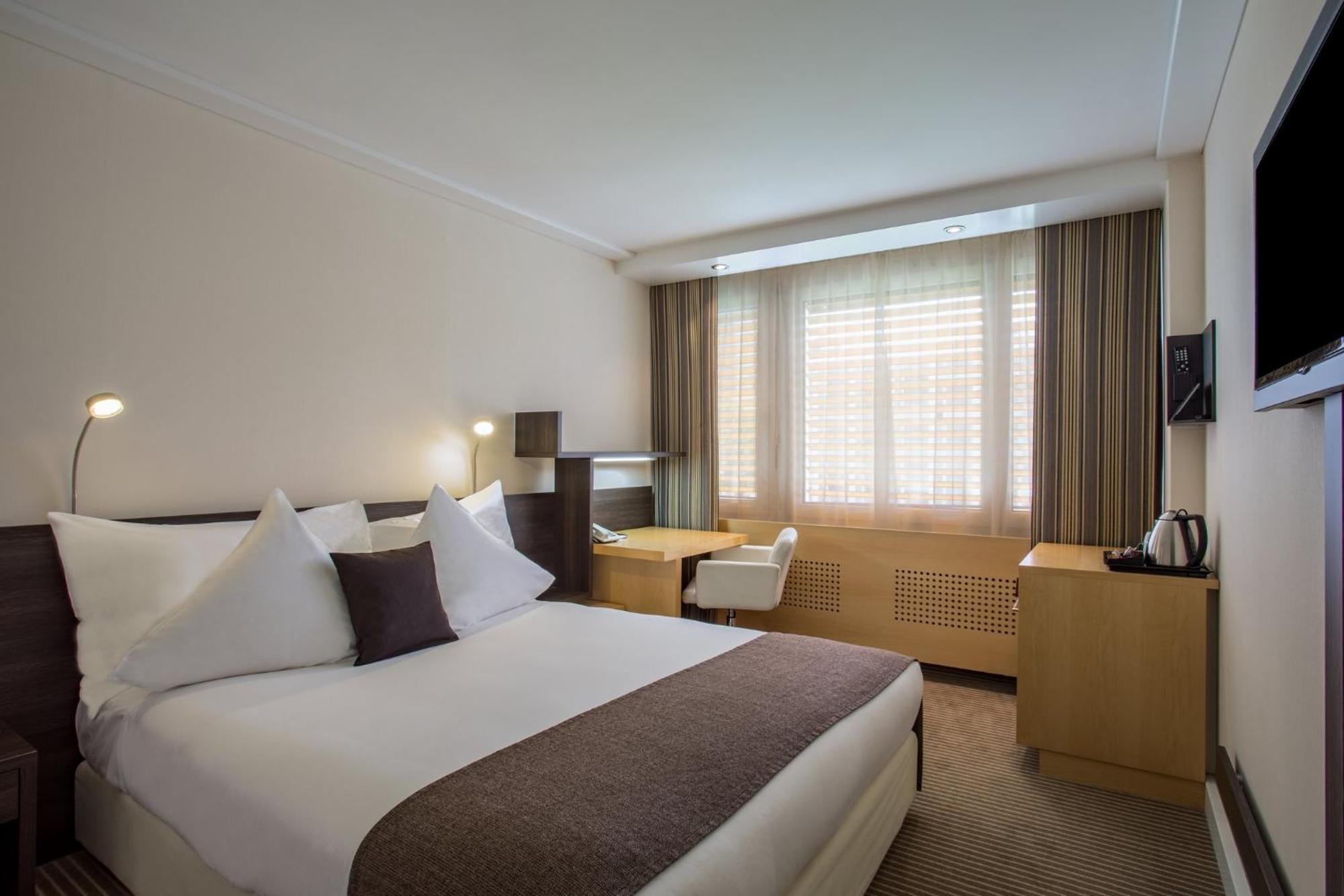 Standard Queen Room